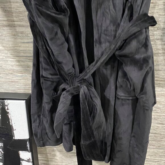 Cacique Womens Fabulous Black Plush Robe With Hood & Belted Waist Size 26/28 NWT - Picture 4 of 7